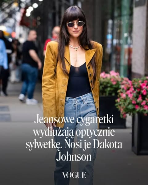Jeansowe cygaretki wydłużają optycznie sylwetkę. Nosi je Dakota Johnson