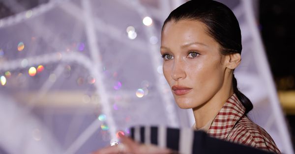 Właśnie te birkenstocki nosimy jesienią. Chodaki Boston mistrzowsko stylizuje Bella Hadid