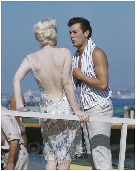 Tony Curtis azt mondta, hogy Marilyn Monroe-val csókolózni olyan volt, mint egy hírhedt diktátorral csókolózni