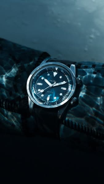 Aquascaphe Dual-Crown.