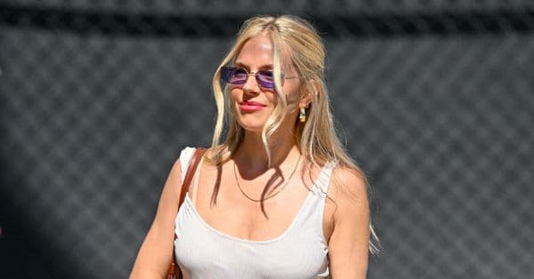 Sienna Miller przywraca zapomniany model sneakersów, nosząc go z białymi baggy jeans